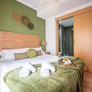 https://sf1-sagrada-familia-bright-quiet-apartment.topbarcelonahotels.com